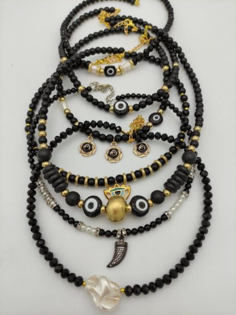 Κολίε με μαύρες και χρυσές πέτρες τιμή 20 ευρώ