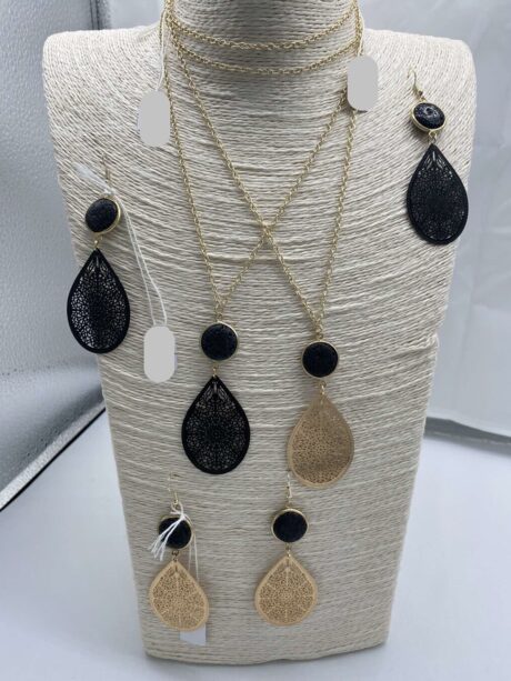 Κολιέ και σκουλαρίκια σε μαύρο και χρυσό τιμή κολίε 14 ευρώ τιμή σκουλαρικία 12 ευρώ