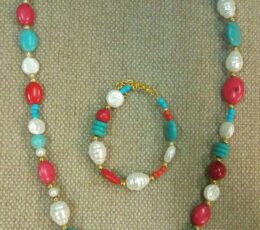 Κολιε με πέρλες και κοράλι πέτρες τιμή 20 ευρώ