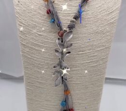 Χειροποίητο κολίε με ασημί φύλλο τιμή 26 ευρώ