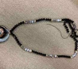 Χειροποιήτο Κολίε με μαύρες και λευκές πέτρες. τιμή 27 ευρώ